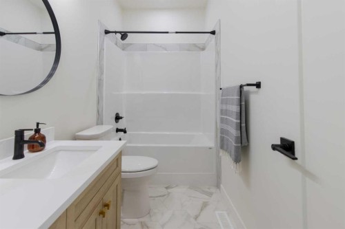 306 Bridge Crossing Close, Raymond, AB - Indoor Photo Showing Bathroom