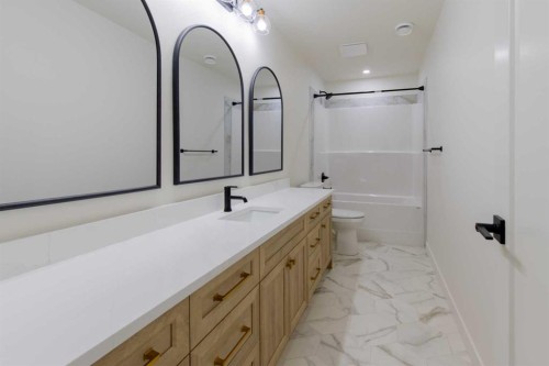 306 Bridge Crossing Close, Raymond, AB - Indoor Photo Showing Bathroom