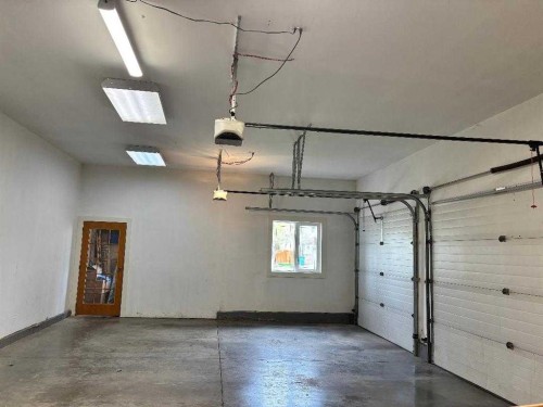 314 Coulee Springs Terrace South, Lethbridge, AB - Indoor Photo Showing Garage