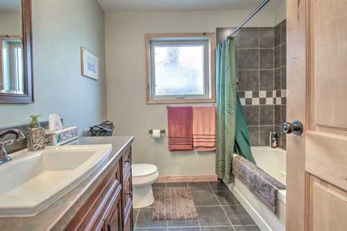 100 Canyoncrest Point West, Lethbridge, AB - Indoor Photo Showing Bathroom