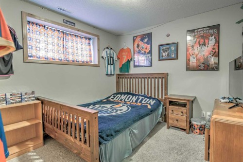 100 Canyoncrest Point West, Lethbridge, AB - Indoor Photo Showing Bedroom