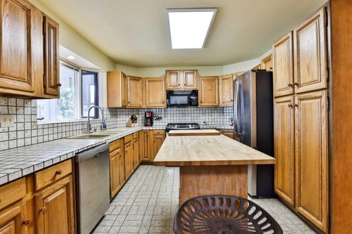 86 Chippewa Crescent West, Lethbridge, AB - Indoor Photo Showing Kitchen