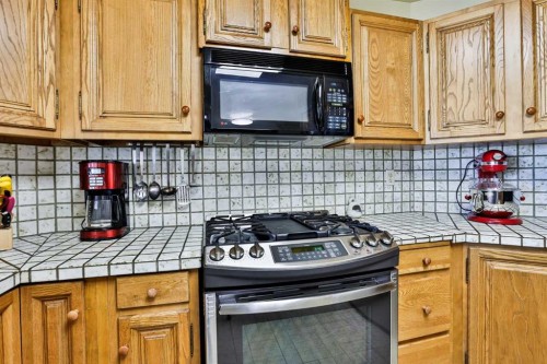 86 Chippewa Crescent West, Lethbridge, AB - Indoor Photo Showing Kitchen