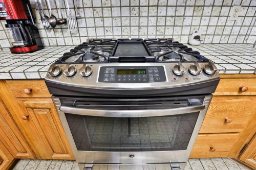 86 Chippewa Crescent West, Lethbridge, AB - Indoor Photo Showing Kitchen