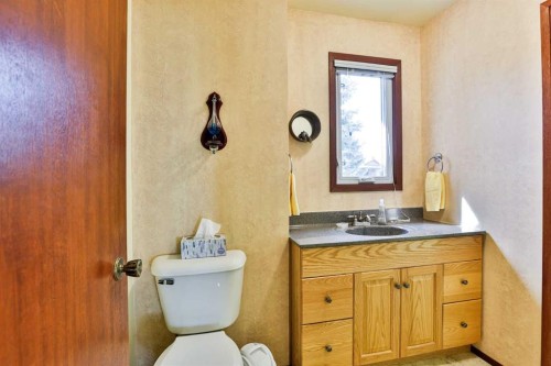 86 Chippewa Crescent West, Lethbridge, AB - Indoor Photo Showing Bathroom