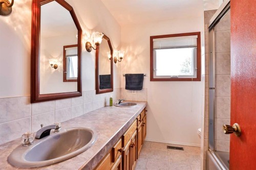 86 Chippewa Crescent West, Lethbridge, AB - Indoor Photo Showing Bathroom