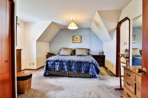 86 Chippewa Crescent West, Lethbridge, AB - Indoor Photo Showing Bedroom