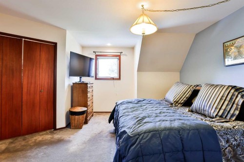 86 Chippewa Crescent West, Lethbridge, AB - Indoor Photo Showing Bedroom