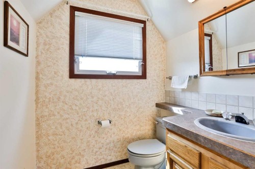 86 Chippewa Crescent West, Lethbridge, AB - Indoor Photo Showing Bathroom