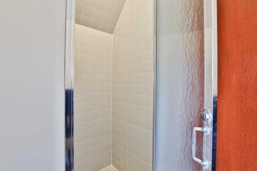 86 Chippewa Crescent West, Lethbridge, AB - Indoor Photo Showing Bathroom