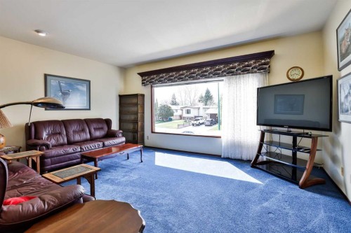 86 Chippewa Crescent West, Lethbridge, AB - Indoor Photo Showing Living Room