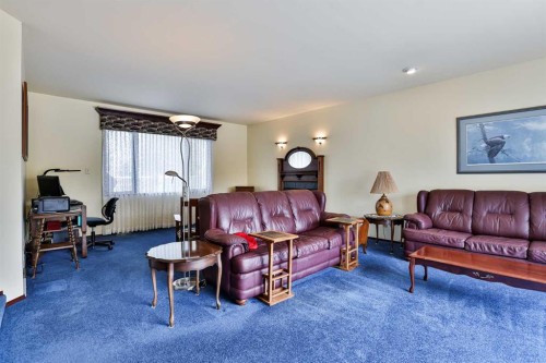 86 Chippewa Crescent West, Lethbridge, AB - Indoor Photo Showing Living Room