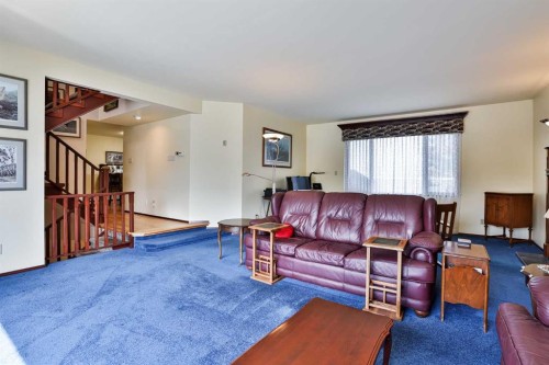 86 Chippewa Crescent West, Lethbridge, AB - Indoor Photo Showing Living Room