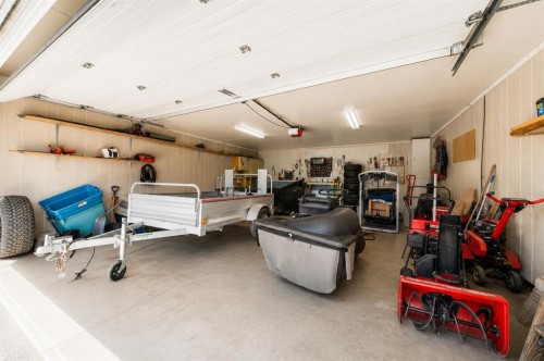 5103 41 Ave, Taber, AB - Indoor Photo Showing Garage