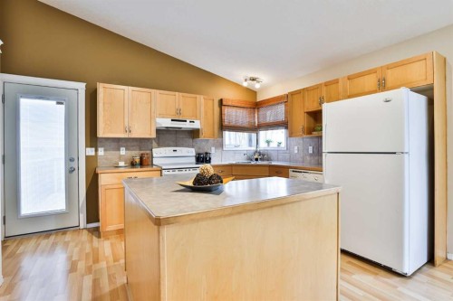404 Lynx Crescent North, Lethbridge, AB - Indoor Photo Showing Kitchen