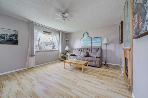 307 Grey Street, Granum, AB - Indoor Photo Showing Living Room