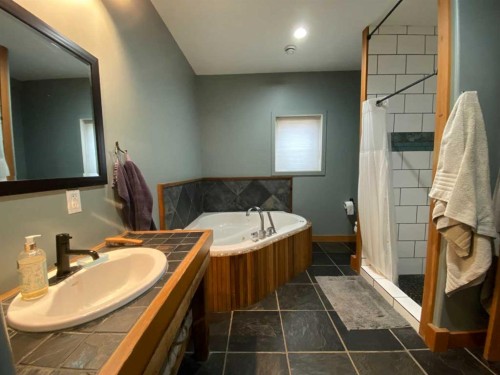 5302 19 Avenue, Coleman, AB - Indoor Photo Showing Bathroom