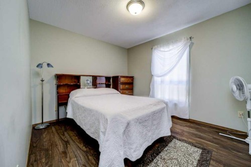31 Red Crow Boulevard West, Lethbridge, AB - Indoor Photo Showing Bedroom