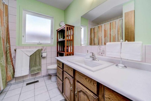 31 Red Crow Boulevard West, Lethbridge, AB - Indoor Photo Showing Bathroom