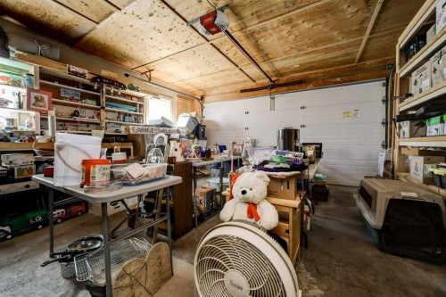 31 Red Crow Boulevard West, Lethbridge, AB - Indoor Photo Showing Garage