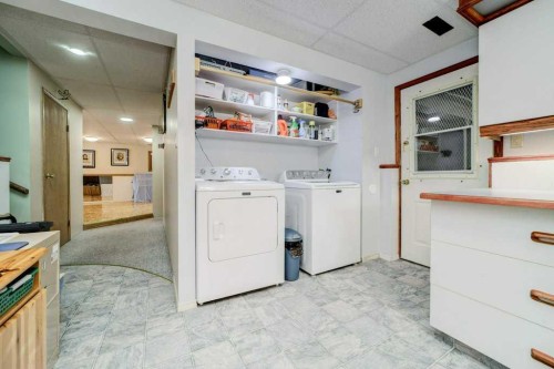 31 Red Crow Boulevard West, Lethbridge, AB - Indoor Photo Showing Laundry Room