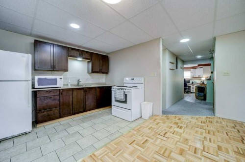 31 Red Crow Boulevard West, Lethbridge, AB - Indoor Photo Showing Kitchen
