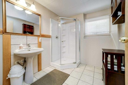 31 Red Crow Boulevard West, Lethbridge, AB - Indoor Photo Showing Bathroom