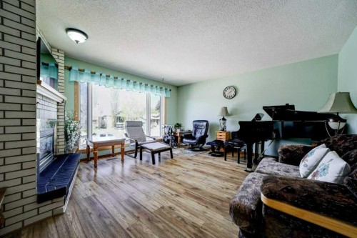 31 Red Crow Boulevard West, Lethbridge, AB - Indoor Photo Showing Living Room
