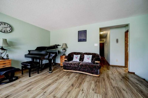 31 Red Crow Boulevard West, Lethbridge, AB - Indoor Photo Showing Living Room