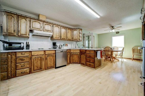 31 Red Crow Boulevard West, Lethbridge, AB - Indoor Photo Showing Kitchen