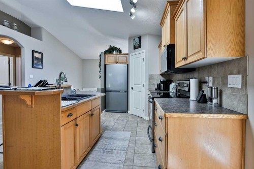 499 Lynx Crescent North, Lethbridge, AB - Indoor Photo Showing Kitchen