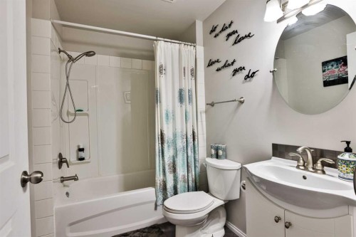 499 Lynx Crescent North, Lethbridge, AB - Indoor Photo Showing Bathroom