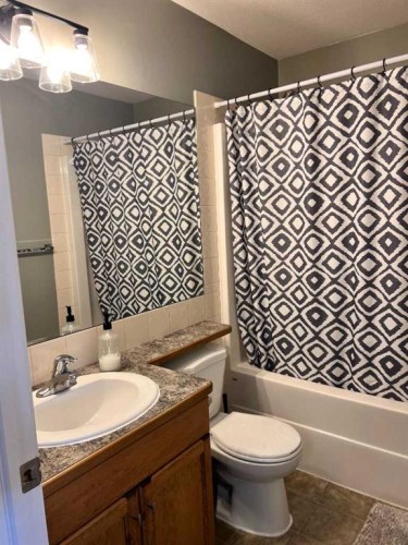 2-153 Silkstone, Lethbridge, AB - Indoor Photo Showing Bathroom