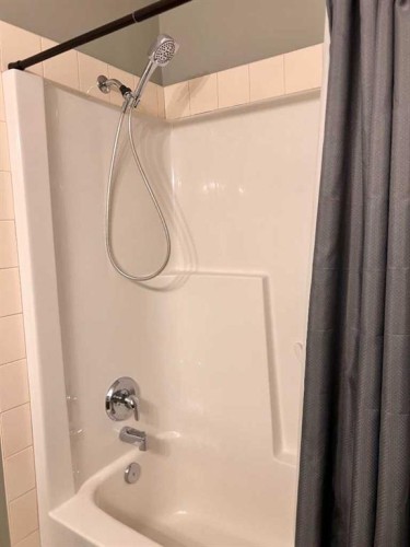2-153 Silkstone, Lethbridge, AB - Indoor Photo Showing Bathroom
