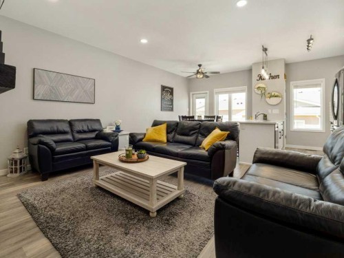 4-322 Northlander Bend West, Lethbridge, AB - Indoor Photo Showing Living Room