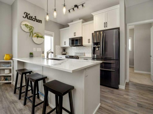4-322 Northlander Bend West, Lethbridge, AB - Indoor Photo Showing Kitchen With Upgraded Kitchen