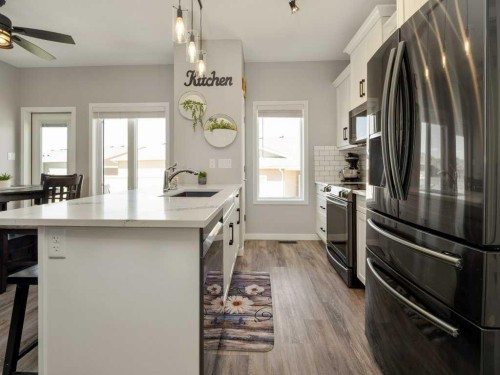4-322 Northlander Bend West, Lethbridge, AB - Indoor Photo Showing Kitchen With Upgraded Kitchen