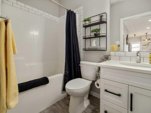 4-322 Northlander Bend West, Lethbridge, AB - Indoor Photo Showing Bathroom