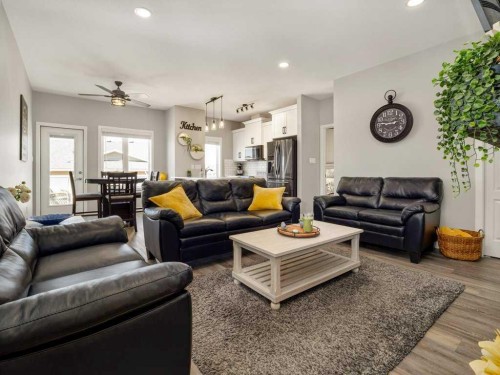 4-322 Northlander Bend West, Lethbridge, AB - Indoor Photo Showing Living Room