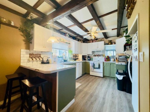 2127 Twp Rd 7-3A, Lundbreck, AB - Indoor Photo Showing Kitchen