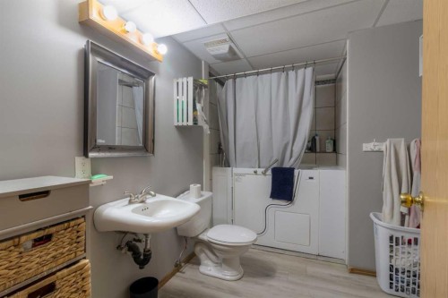 2404 9 Street, Coaldale, AB - Indoor Photo Showing Bathroom