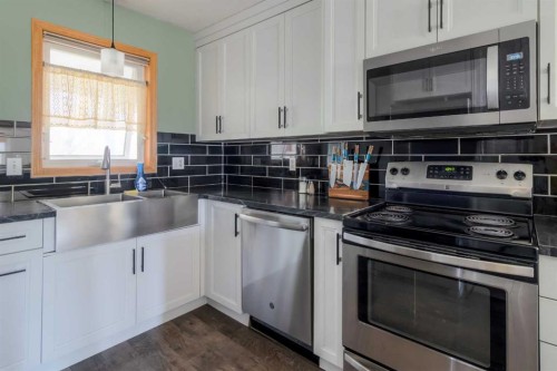 2404 9 Street, Coaldale, AB - Indoor Photo Showing Kitchen With Upgraded Kitchen