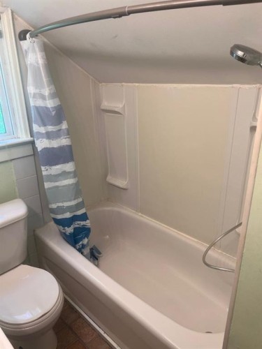712 9 Avenue South, Lethbridge, AB - Indoor Photo Showing Bathroom
