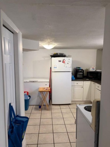 712 9 Avenue South, Lethbridge, AB - Indoor Photo Showing Kitchen
