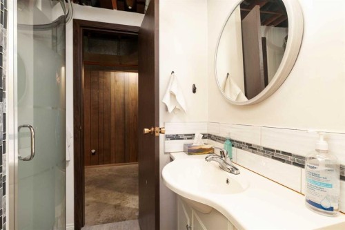 61 Park Meadows Boulevard North, Lethbridge, AB - Indoor Photo Showing Bathroom