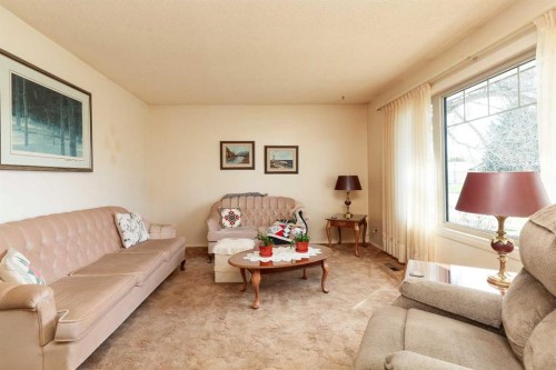 61 Park Meadows Boulevard North, Lethbridge, AB - Indoor Photo Showing Living Room