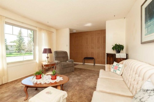 61 Park Meadows Boulevard North, Lethbridge, AB - Indoor Photo Showing Living Room