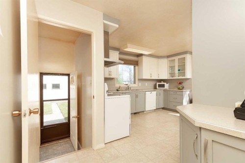 61 Park Meadows Boulevard North, Lethbridge, AB - Indoor Photo Showing Kitchen