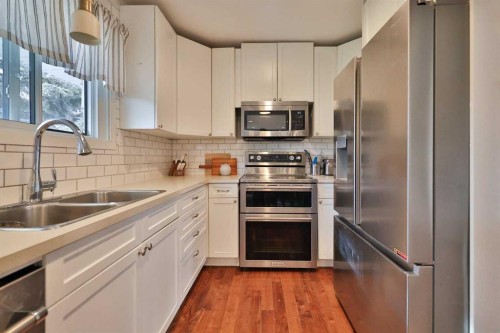 47 S 200 W, Raymond, AB - Indoor Photo Showing Kitchen With Double Sink With Upgraded Kitchen
