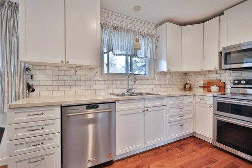 47 S 200 W, Raymond, AB - Indoor Photo Showing Kitchen With Double Sink With Upgraded Kitchen